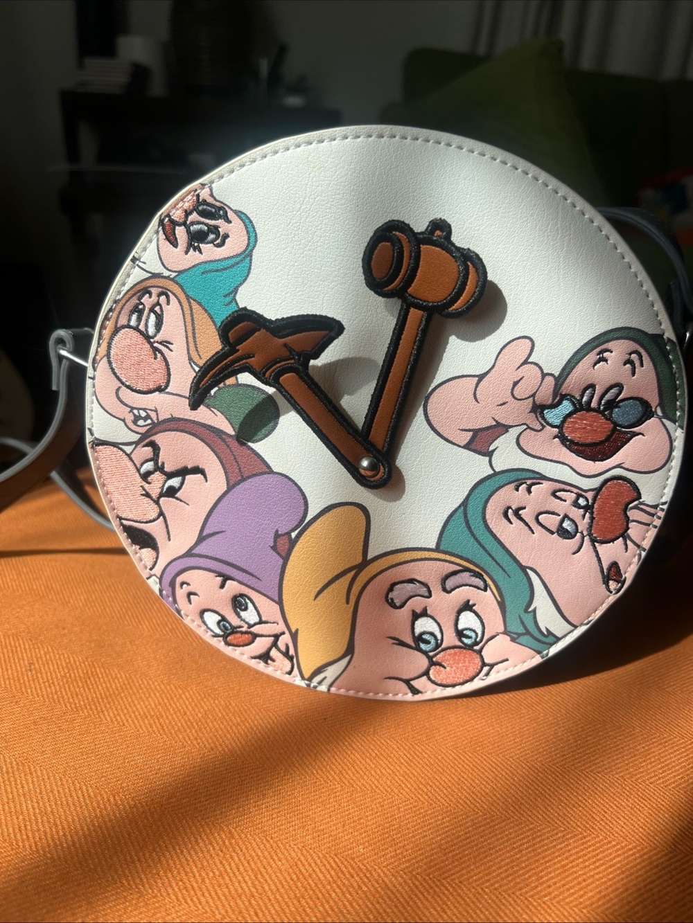 Round White Danielle Nicole Disney Snow White Dwarves Crossbody Purse